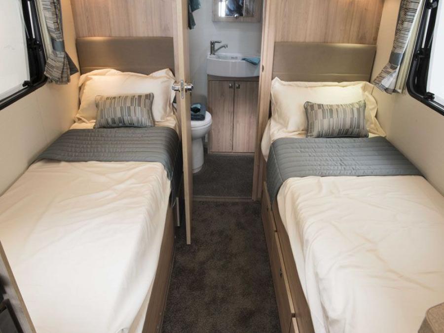 Интерьер Elddis Autoquest 185 2016 года  (фото 3 из 6)